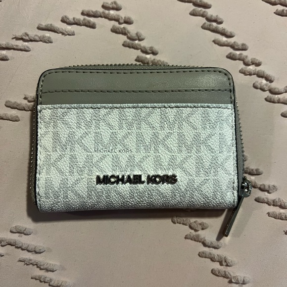 Michael Kors wallet - Picture 1 of 3